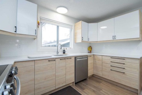 34 Wright Avenue, Red Deer, AB - Indoor Photo Showing Kitchen