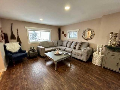 5008 54Th Ave, Bashaw, AB - Indoor Photo Showing Living Room