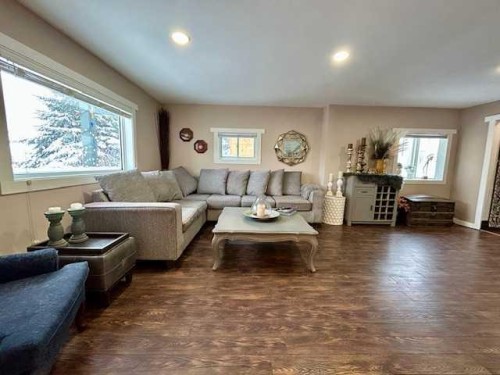 5008 54Th Ave, Bashaw, AB - Indoor Photo Showing Living Room