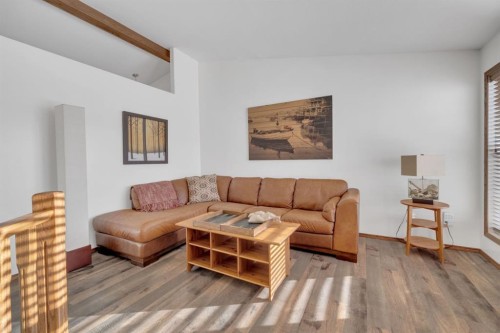 10 Wilkinson Circle, Sylvan Lake, AB - Indoor Photo Showing Living Room