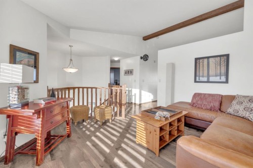 10 Wilkinson Circle, Sylvan Lake, AB - Indoor Photo Showing Living Room