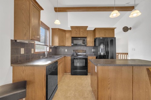 10 Wilkinson Circle, Sylvan Lake, AB - Indoor Photo Showing Kitchen With Double Sink