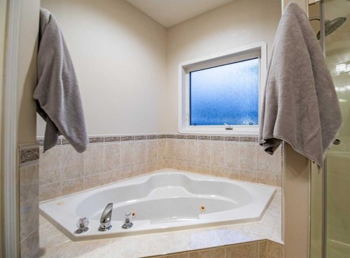 114 Alberts Close, Red Deer, AB - Indoor Photo Showing Bathroom