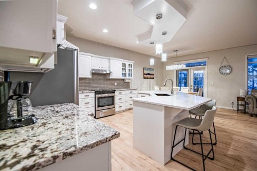 114 Alberts Close, Red Deer, AB - Indoor Photo Showing Kitchen With Upgraded Kitchen