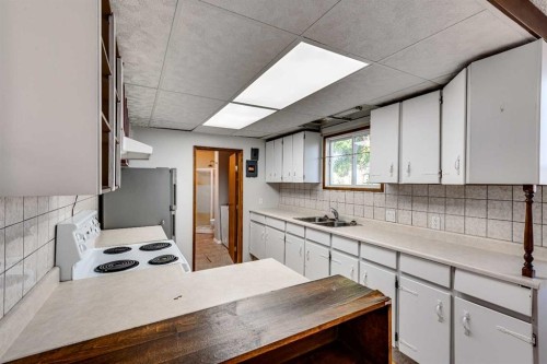 402 Main Street, Trochu, AB - Indoor Photo Showing Kitchen With Double Sink