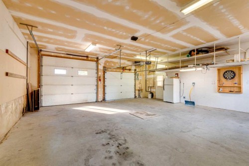 402 Main Street, Trochu, AB - Indoor Photo Showing Garage