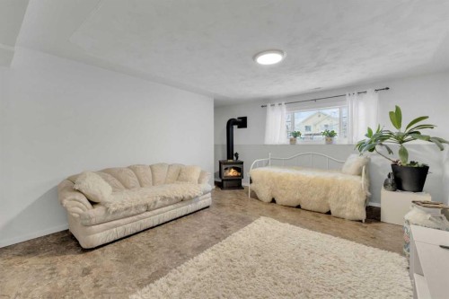 85 Kendrew Drive, Red Deer, AB - Indoor Photo Showing Bedroom