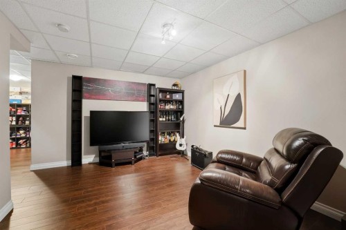 35 Windermere Close, Red Deer, AB - Indoor Photo Showing Living Room