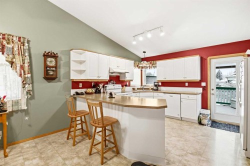 109 Kingston Drive, Red Deer, AB - Indoor Photo Showing Kitchen