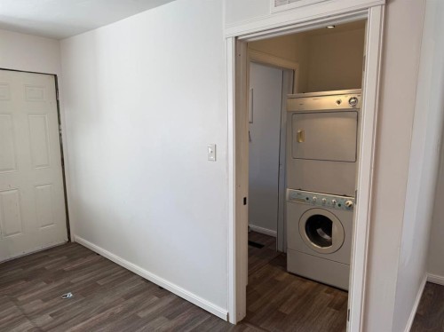 4828 51 Street, Mirror, AB - Indoor Photo Showing Laundry Room