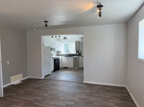 4828 51 Street, Mirror, AB - Indoor Photo Showing Other Room
