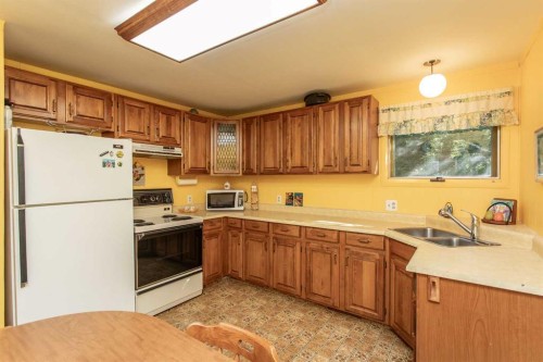 224-41124 Range Road 282 Range, Gull Lake, AB - Indoor Photo Showing Kitchen With Double Sink