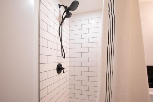 7 Stirling Close, Red Deer, AB - Indoor Photo Showing Bathroom