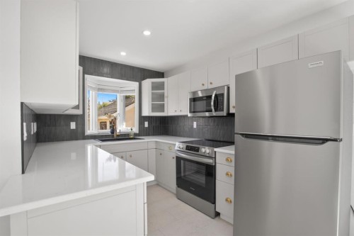7 Stirling Close, Red Deer, AB - Indoor Photo Showing Kitchen