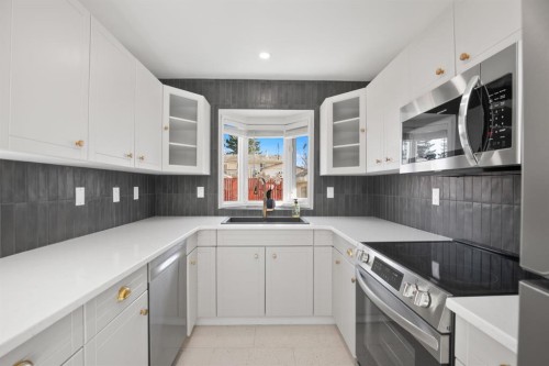 7 Stirling Close, Red Deer, AB - Indoor Photo Showing Kitchen