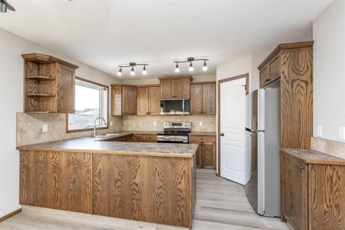 92 Iron Wolf Boulevard, Lacombe, AB - Indoor Photo Showing Kitchen