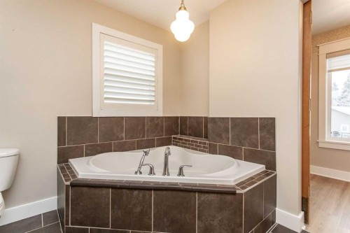 32 Carter Close, Red Deer, AB - Indoor Photo Showing Bathroom