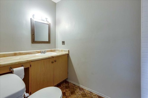 5210 61 Avenue, Olds, AB - Indoor Photo Showing Bathroom