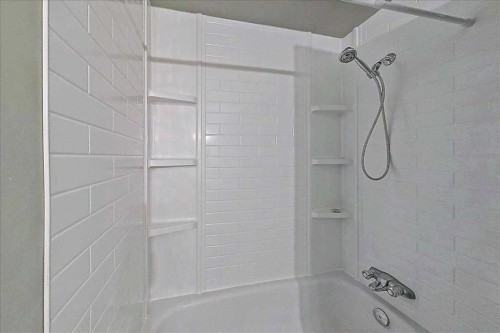 5210 61 Avenue, Olds, AB - Indoor Photo Showing Bathroom