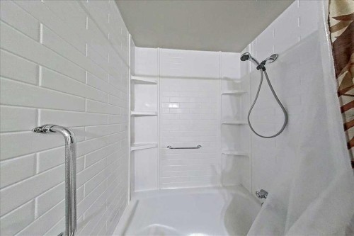 5210 61 Avenue, Olds, AB - Indoor Photo Showing Bathroom