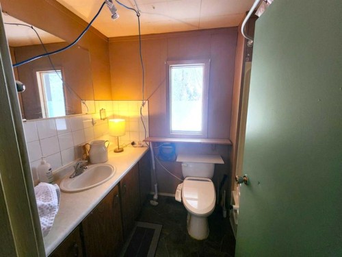 5103 49 Avenue, Caroline, AB - Indoor Photo Showing Bathroom