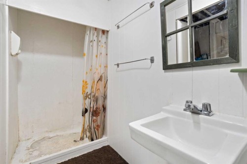 11 Montrose, Camrose, AB - Indoor Photo Showing Bathroom