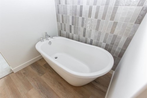 50 Turnbull Close, Red Deer, AB - Indoor Photo Showing Bathroom