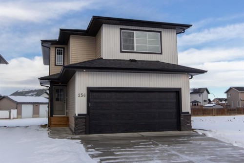 256 Augustus Way, Penhold, AB - Outdoor