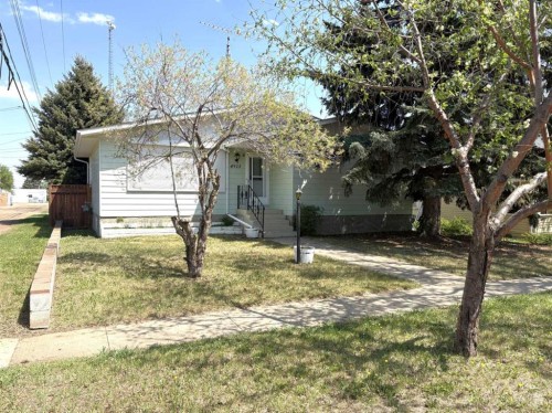 4913 48 Avenue, Forestburg, AB - Outdoor