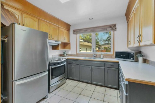 5436 53 Avenue, Lacombe, AB - Indoor Photo Showing Kitchen With Double Sink