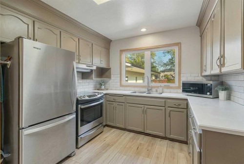 5436 53 Avenue, Lacombe, AB - Indoor Photo Showing Kitchen With Double Sink