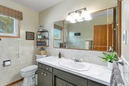 5436 53 Avenue, Lacombe, AB - Indoor Photo Showing Bathroom