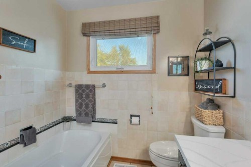 5436 53 Avenue, Lacombe, AB - Indoor Photo Showing Bathroom