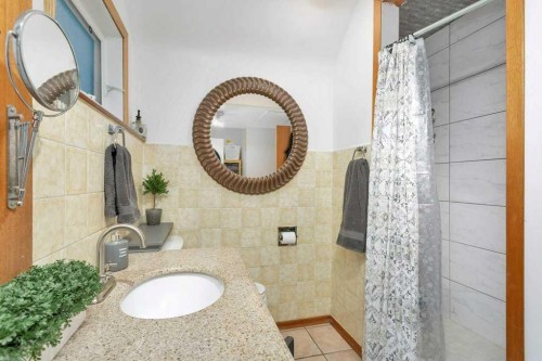 5436 53 Avenue, Lacombe, AB - Indoor Photo Showing Bathroom