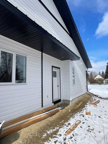 5-5463 55 Avenue  Lacombe, AB T4L 1M1