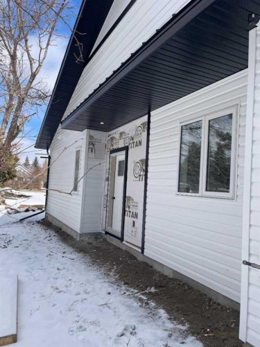 6-5463 55 Avenue  Lacombe, AB T4L 1M1