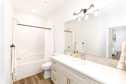 8-5463 55 Avenue, Lacombe, AB - Indoor Photo Showing Bathroom