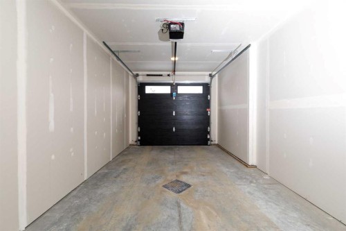 8-5463 55 Avenue, Lacombe, AB - Indoor Photo Showing Garage
