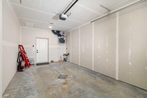 8-5463 55 Avenue, Lacombe, AB - Indoor Photo Showing Garage