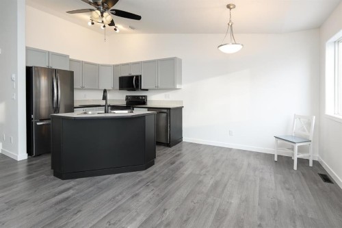 65 Leung Place, Blackfalds, AB - Indoor Photo Showing Kitchen