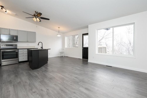65 Leung Place, Blackfalds, AB - Indoor Photo Showing Kitchen