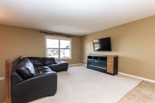 114 Redwood Boulevard, Springbrook, AB - Indoor Photo Showing Living Room