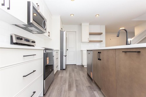 17 Trinity Street, Lacombe, AB - Indoor Photo Showing Kitchen