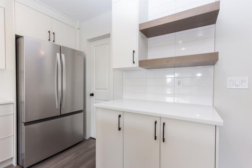 17 Trinity Street, Lacombe, AB - Indoor Photo Showing Kitchen