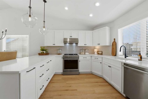 40 Walker Boulevard, Red Deer, AB - Indoor Photo Showing Kitchen With Stainless Steel Kitchen With Upgraded Kitchen