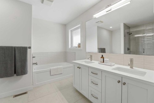 40 Walker Boulevard, Red Deer, AB - Indoor Photo Showing Bathroom
