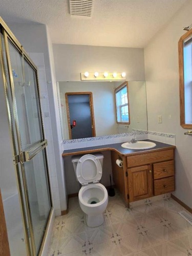 30 Logan Close, Red Deer, AB - Indoor Photo Showing Bathroom