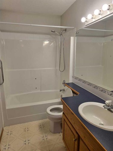 30 Logan Close, Red Deer, AB - Indoor Photo Showing Bathroom