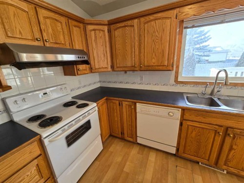 30 Logan Close, Red Deer, AB - Indoor Photo Showing Kitchen