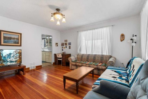 4025 46 Street, Red Deer, AB - Indoor Photo Showing Living Room